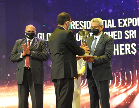 Director Mr. Hatim Akbarally receiving the Globally Outreached Sri Lankan Brand 2020/2021