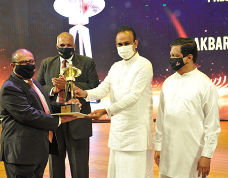 Director Mr. Asgi Akbarally receiving the Best Exporter in the Sri Lankan Tea Industry 2020/2021 award