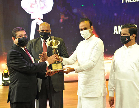 Managing Director, Mr. Tyeab Akbarally receiving the Best Exporter in the Sri Lankan Tea Industry 2019/2020 award
