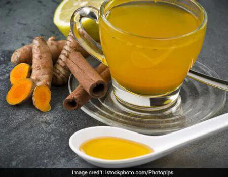 Health benefits of green tea: Cinnamon-turmeric green tea gives a healthy start to your day.