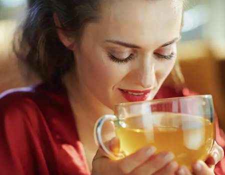 How does green tea solve the acne problem?