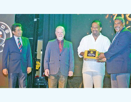 JEDB Chairman, Rtd. Wg. Cmdr. Buwaneka D. Abeysuriya presents a ‘Jana Tea’ pack to Agriculture Minister Mahindananda Aluthgamage at the JEDB workers appreciation awards ceremony. Picture by Sudath Malaweera