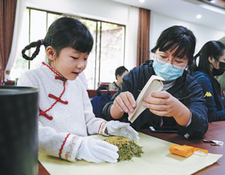 Tourists enjoy a do-it-yourself tea-making experience at the China National Tea Museum in Hangzhou. CHINA DAILY