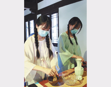 Visitors learn tea culture at the Hangzhou tea museum. CHINA DAILY