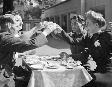 Four friends raise their afternoon tea cups in London’s Hyde park (1943). Source: Wikimedia Commons