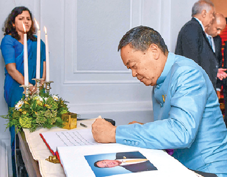 The Thai Premier signs the Golden Book at the President’s House