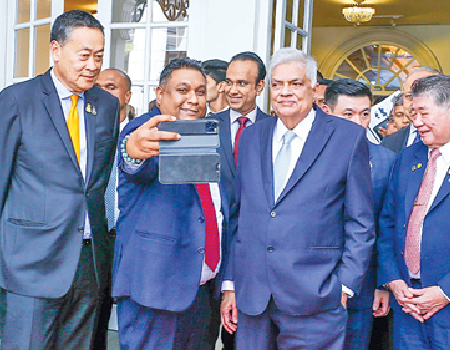 Thai and Sri Lanka business executives takes a selfie with the two leaders